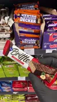 ويفر مغطى بالكاكاو وكريمة البندق - بريتل (Brittle)