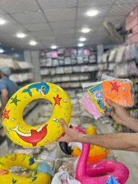 عوامة سباحة للأطفال بتصميم الدلافين