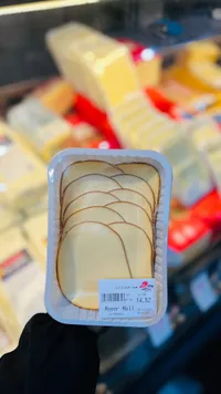جبن مرتديلا مقطعة