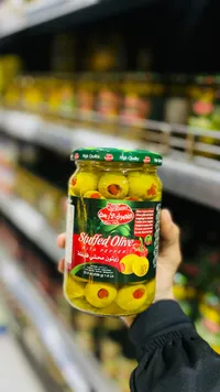 زيتون محشي بالفلفل الأحمر