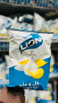 شيبس بطاطس بنكهة الخل والملح - ليون (Lion)