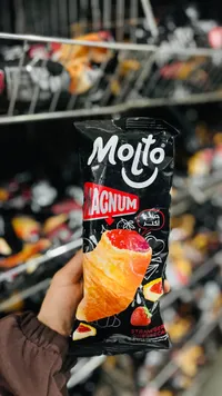 كرواسون بحشوة تشيز كيك الفراولة - مولتو ماغنوم (Molto)