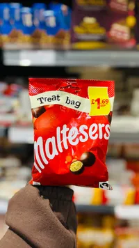 كرات الشوكولاتة المقرمشة - مالتيزرز (Maltesers)