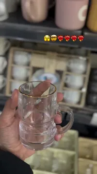 كوب زجاجي شفاف بحافة ذهبية