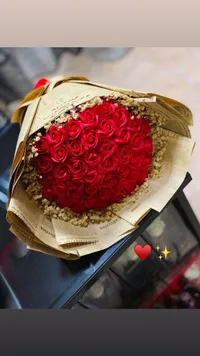 باقة الورد الأحمر الفاخرة برعاية ذهبية