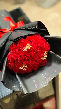 باقة ورد احمر فاخرة مع ذهب