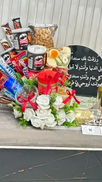 صندوق هدايا فاخر - مشروبات وأطعمة مع ورود