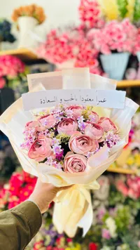 باقة ورود فاخرة - ورود وردية مع زهور موسمية