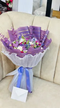باقة ورد وشوكولاته - تصميم فاخر