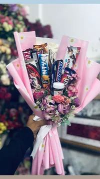 ضمة ورد وشوكولاته فاخرة