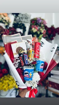 ضمة ورد وشوكولاته مع الحلويات والمشروبات