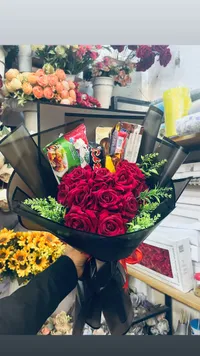 ضمة ورد أحمر مع شوكولاته