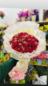 بوكيه ورد أحمر فاخر مع جيبسوفيلا