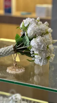 باقة ورد مسكة عروس بيضاء فاخرة