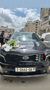 طقم تزيين سيارات الأفراح — باقة زهور بيضاء مع دبابيس ملونة