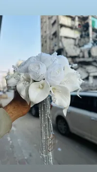 مسكة عروس بتصميم زهور الكالا والورود البيضاء