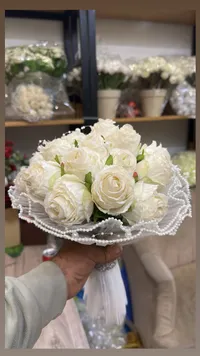 مسكة عروس ورد صناعي باللؤلؤ