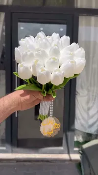 مسكة عروس توليب أبيض