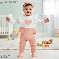 طقم ملابس أطفال بتصميم قلب وردي