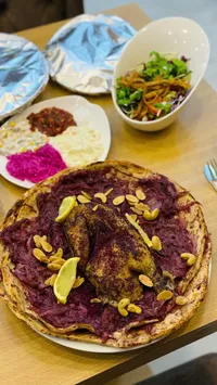 حمص بالطحينة وزيت زيتون مع كاجو محمص