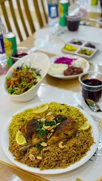 دجاج محمص على أرز أصفر برياني
