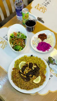 وجبة مشكلة من المكرونة والكبدة مع الأرز والسلطة