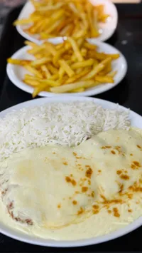 وجبة شاورما بصلصة الثوم مع أرز وبطاطس