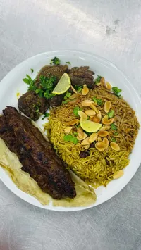 وجبة لحم وأرز شرقية