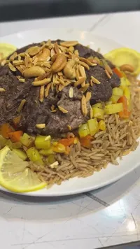 وجبة لحم مع نودلز وخضار