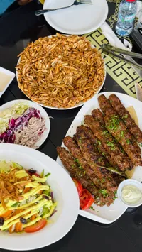 وجبة مشاوي مشكلة مع شاورما دجاج