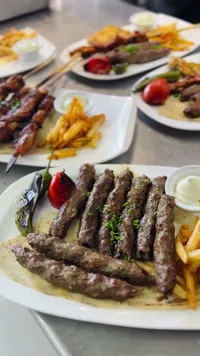 وجبة كباب مشوي مع البطاطس