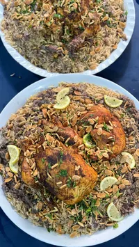 وجبة دجاج محمر مع الأرز والمكسرات