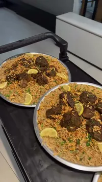 وجبة أرز باللحم والمكسرات