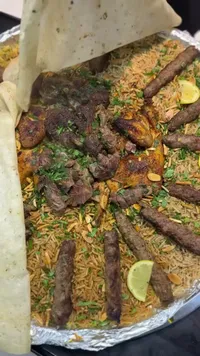 صينية أرز مشكل مع اللحم والدجاج والكباب