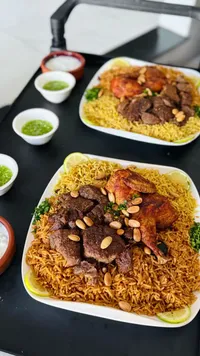 وجبة أرز بالدجاج واللحم المشوي