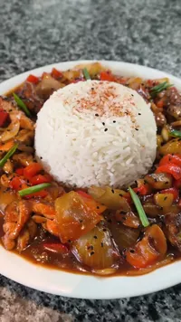 وجبة دجاج سويت آند ساور مع الأرز الأبيض