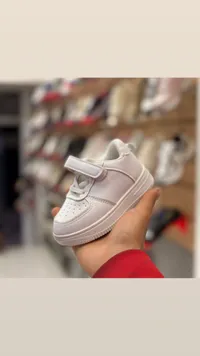 حذاء رياضي أبيض للأطفال