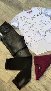 تيشيرت بطبعة خريطة وشعار - ديزل (Diesel)