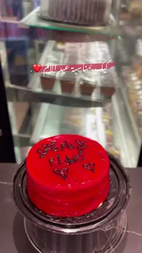 كيكة حمراء مزينة بالشوكولاتة