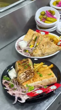 وجبة شاورما دجاج مع البطاطس والمقبلات