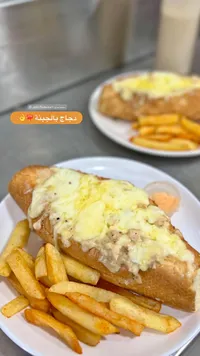 ساندويتش دجاج بالجبنة - مطعم جنين