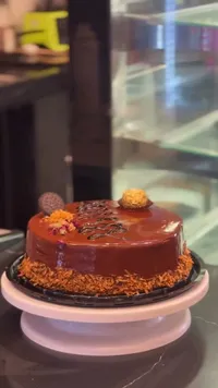 كيكة الشوكولاتة بالبندق (Ferrero Rocher)