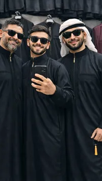 جلابية رجالية كلاسيكية باللون الأسود