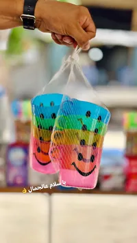 أكواب ملونة بوجه مبتسم (مجموعة)