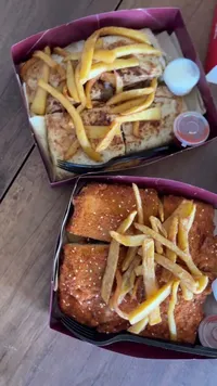 وجبة شاورما ووجبة كريسبي دجاج مع البطاطس