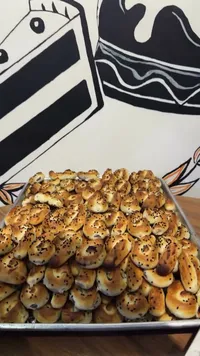 معجنات صغيرة بالتمر وحبة البركة
