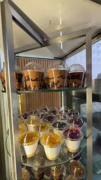 أكواب تشيز كيك وحلويات متنوعة