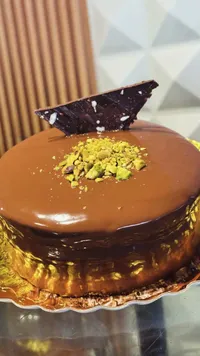 قالب كيك الشوكولاتة بالفستق الحلبي