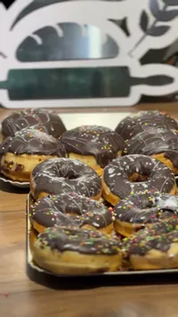دونات مغطاة بالشوكولاتة