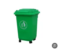 جردل قمامة بلاستيكي أخضر مع غطاية وعجلات